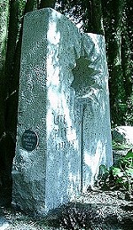 weitere fotos und informationen durch anklicken ! - grabmal-muschelkalk  © steinart 1998-2004