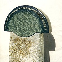 weitere fotos und informationen durch anklicken ! - grabmal-muschelkalk  © steinart 1998-2004